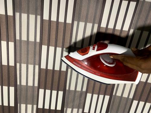 Steam pressing iron